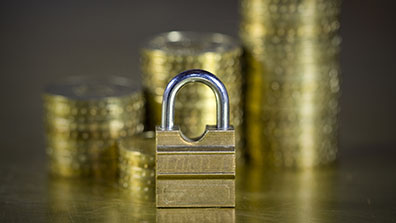 ערימת מטבעות עם מנעול לפניהם