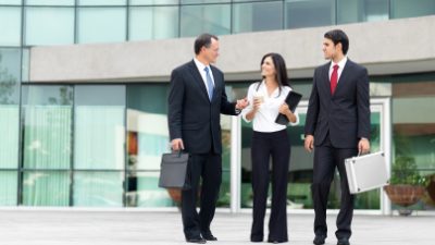 מנהלים לאחר פגישת עסקים