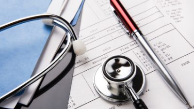 סטטוסקופ מונח על דוחות רפואיים