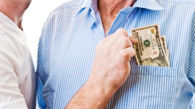 גנב לוקח כסף מכיס של פנסיונר