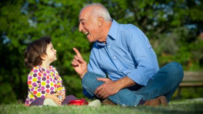 סבא מסביר לנכדה בפארק