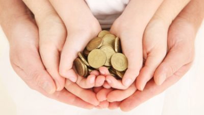 ידיים מחזיקות מטבעות