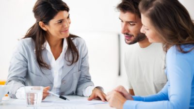 ניהול תיק השקעות - זוג בפגישה פיננסית