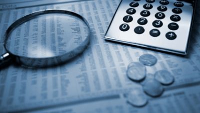 זכוכית מגדלת על דוחות כספיים