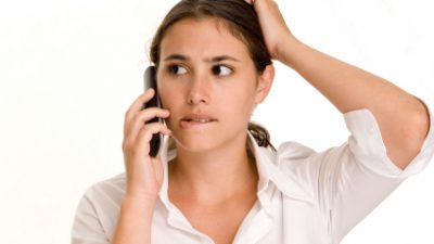 אישה מבולבלת מדברת בטלפון