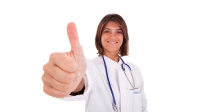 רופאה חברותית מחייכת ומסמנת OK