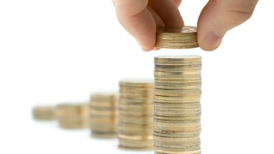 חמש עמודות של מטבעות מהקטן לגדול ויד שמוסיפה מטבעות לעמודה הגבוהה