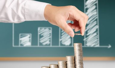 יד שמה מטבע כסף כל ערמת מטבעות מסודרות לפי סדר עולה