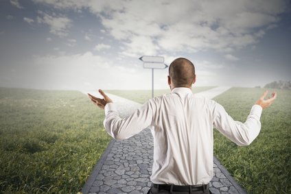 קרן השתלמות טובה - אדם מרים ידיו מעלה, מהרהר ומעלה ספק באיזה שביל לבחור.