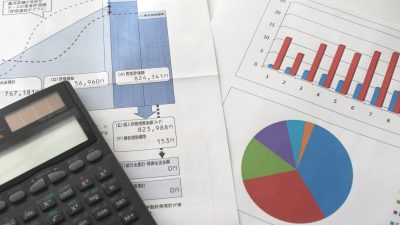 דוחות מקרן הפנסיה מונחות על השולחן ועליהם מחשבון פיננסי