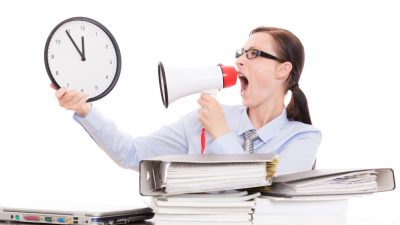 עצמאית מחזיקה מגפון וכורזת שהזמן עומד להסתיים