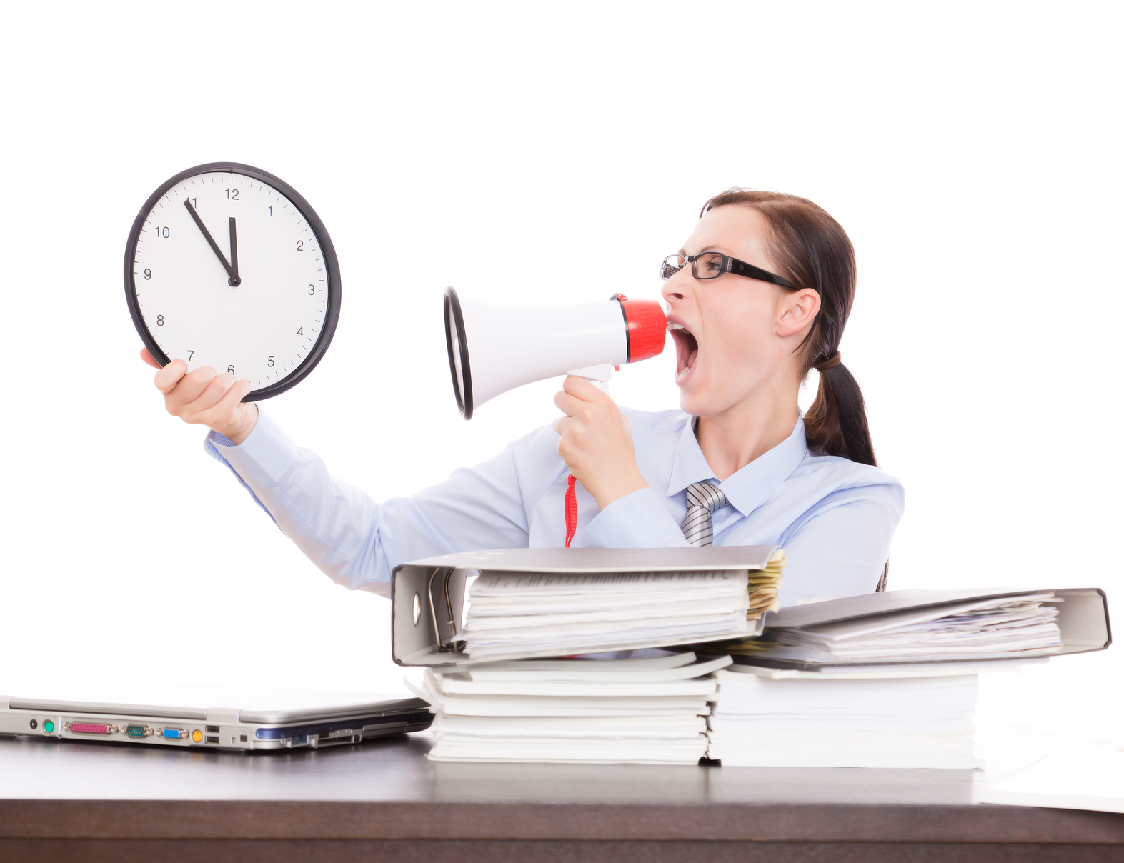 עצמאית מחזיקה מגפון וכורזת שהזמן עומד להסתיים