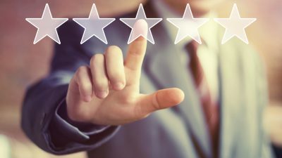 אדם בחליפה מצביע על 5 כוכבים כדי להעביר את המסר כי חיסכון עושים בפוליסת חיסכון בחברת ביטוח