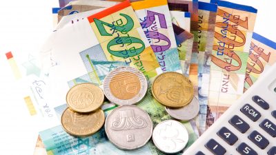 ניהול תיק השקעות - שטרות ומטבעות של שקל ישראלי על רקע לבן