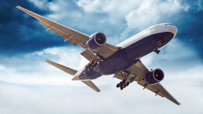 ביטוח נסיעות - מטוס טס בשמיים