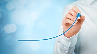 חיסכון מנוהל בחברת ביטוח - איש השקעות מצביע על עליה בתשואה על הכסף בגרף