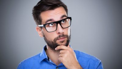 קופת גמל להשקעה - אדם חושב האם כדאי לו לחסוך.