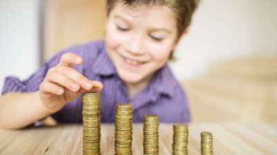 חיסכון לילדים - ילד אוסף מטבעות