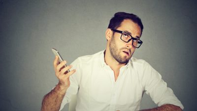 בחור צעיר משתגע מכל שיחות הטלון שהוא מקבל ומבין למה לא קונים ביטוח בריאות בטלפון