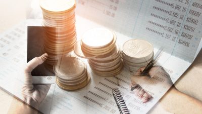 אדם מנסה להתקשר לבטל תשלומי כספים מיותרים בגלל כפל ביטוחים