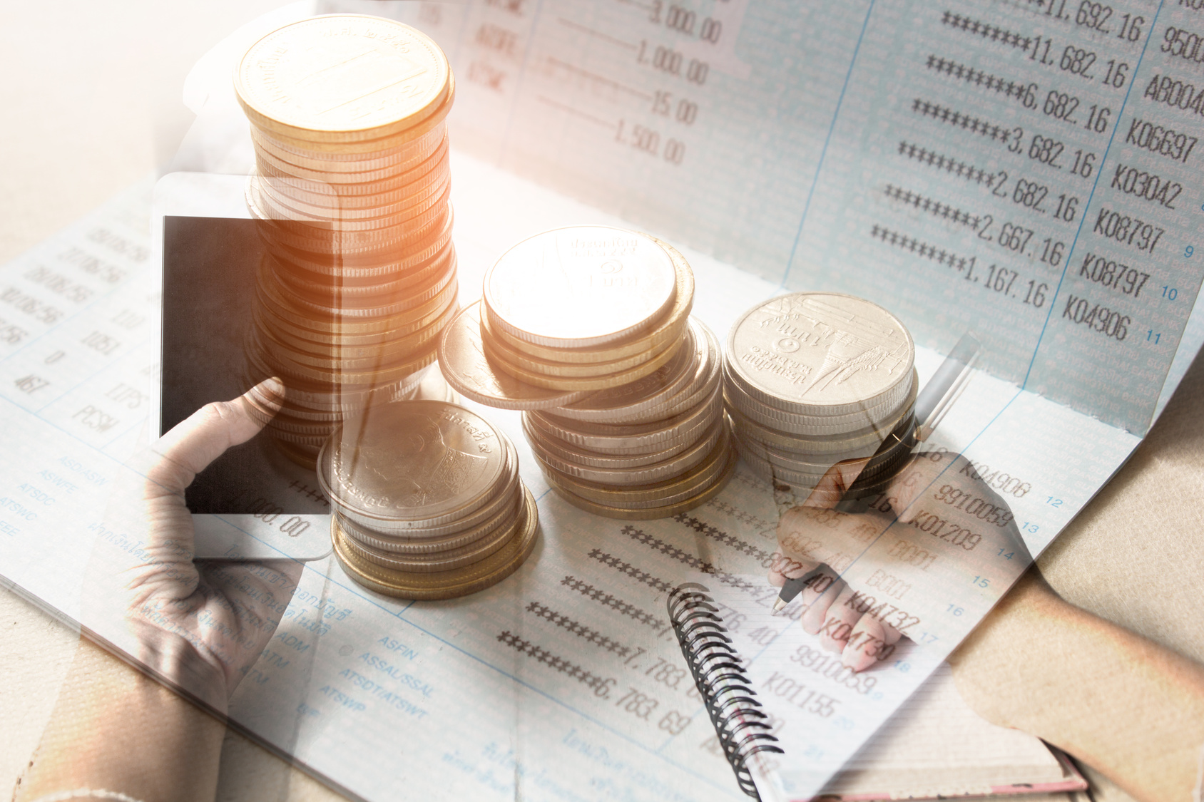 אדם מנסה להתקשר לבטל תשלומי כספים מיותרים בגלל כפל ביטוחים