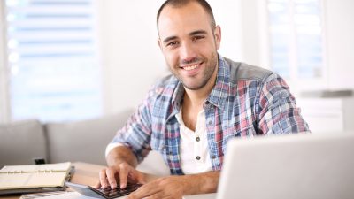 עצמאי עובד מהבית על המחשב נייד שלו ומחשב עמה הוא צריך להפקיד לקרן פנסיה חובה לעצמאיים