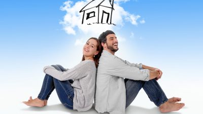 זוג צעיר יושב גב לגב ומביטים לשמיים וחושבים איפה כדאי לחסוך כסף לקניית דירה?