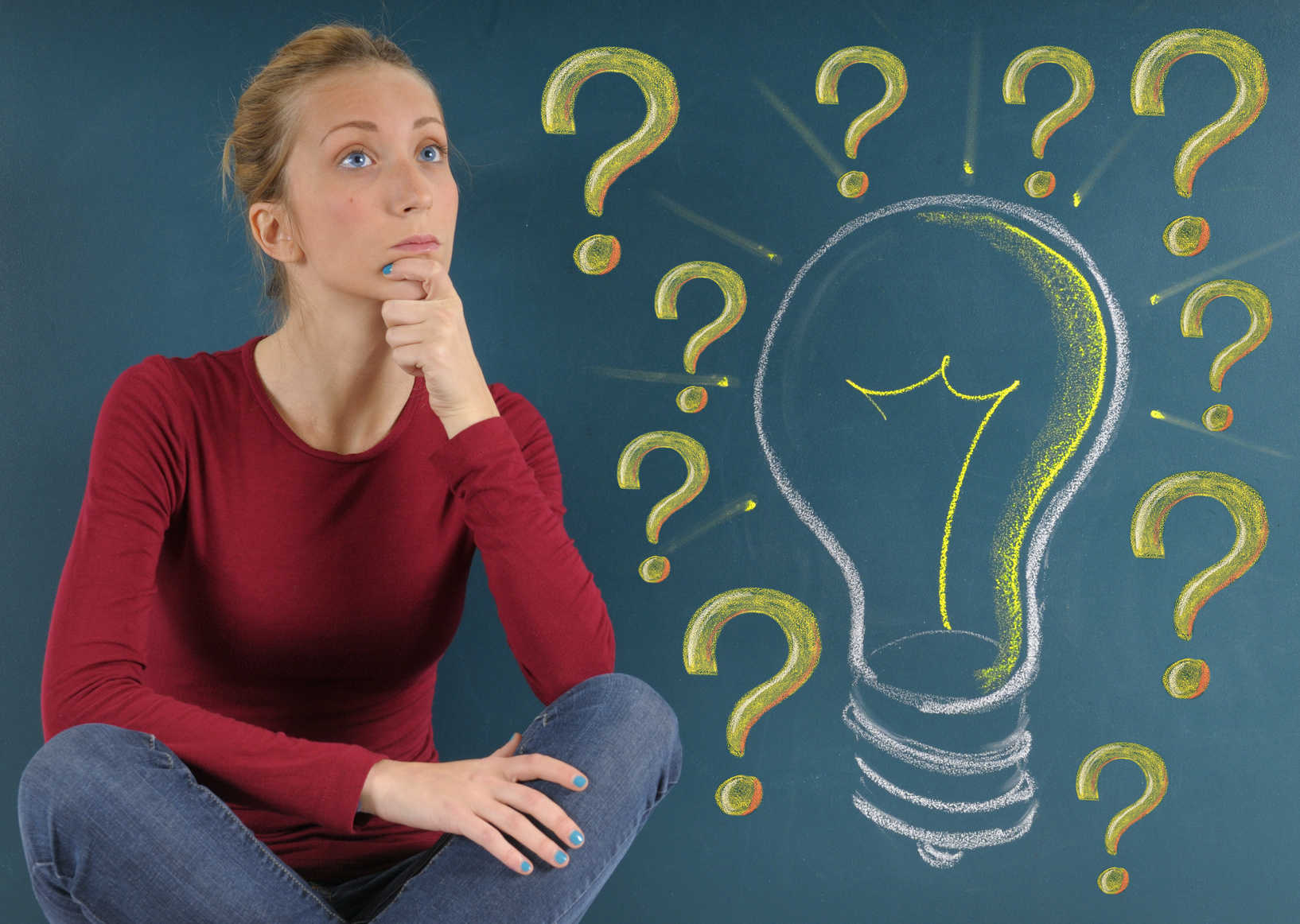 בחורה יושבת ומאחוריה לוח עם סימן שאלה איך יודעים אם ביטוח בריאות שלכם הכי טוב