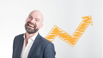 גרף המראה הצלחה של פוליסת חיסכון בחברת ביטוח ומנהל ההשקעות מחייך