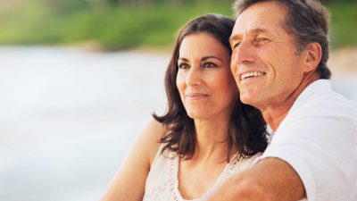 זוג בני 50 רגועים כי יש להם ביטוח בריאות פרטי
