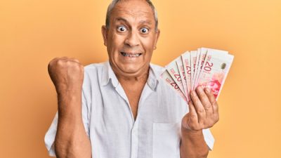 סבא חמוד מבסוט שהשקיע בפוליסת חיסכון פיננסית