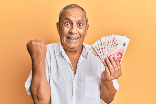 סבא חמוד מבסוט שהשקיע בפוליסת חיסכון פיננסית