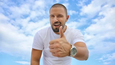 בחור ישראלי מבסוט שבחר ביטוח ביאות נכון