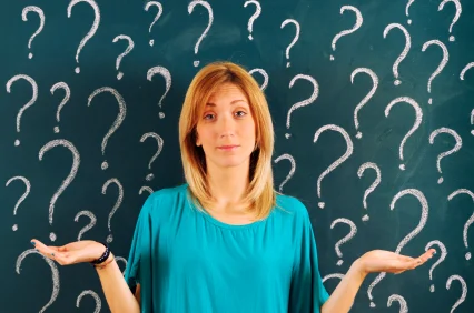 בחורה מהרהרת ופורסת ידיים ומאחורה לוח גיר עם הרבה סימני שאלה: כמה כסף צריך לחסוך לפנסיה?